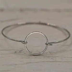 Delicate bangle with circle