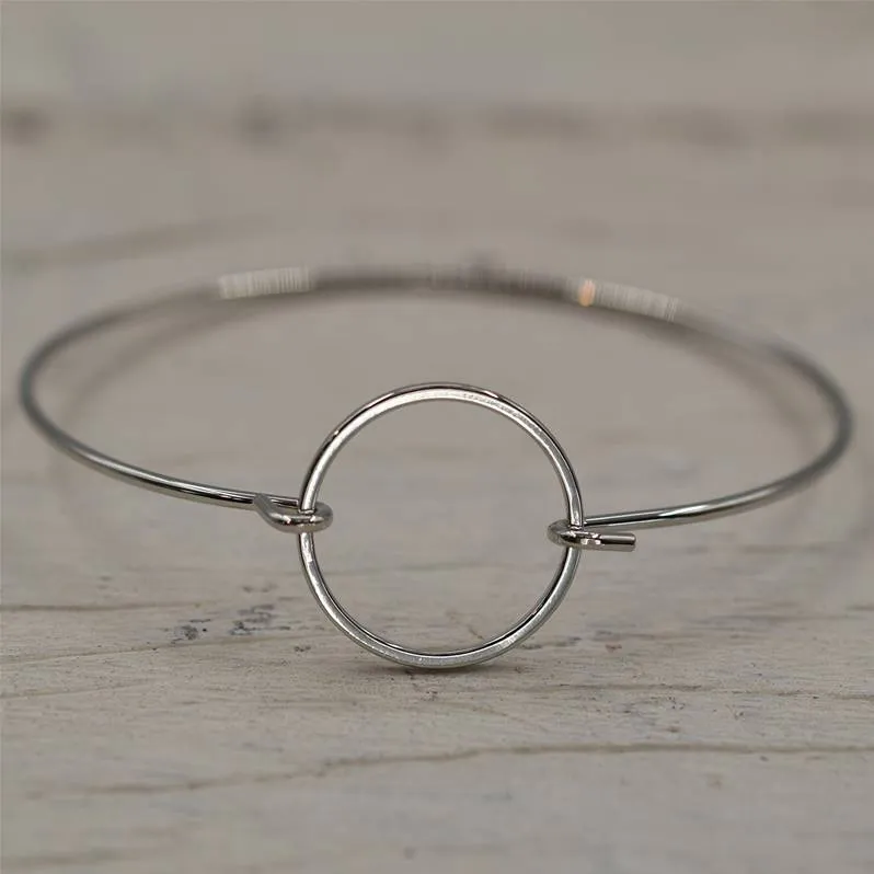 Delicate bangle with circle
