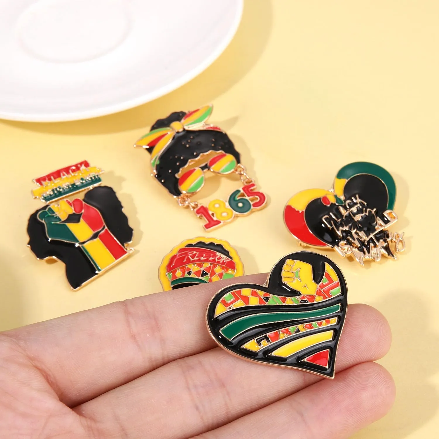 Mardi Gras Brooches for Women 5 Pcs Glitter Mask Fleur-De-Lis Mask Skull Jester Feather Hat MARDI GRAS Crown Brooch Pins Bulk Festival Carnival Parade Party Brooches Accessories Gift for Mardi Gras Holiday Costume Decoration