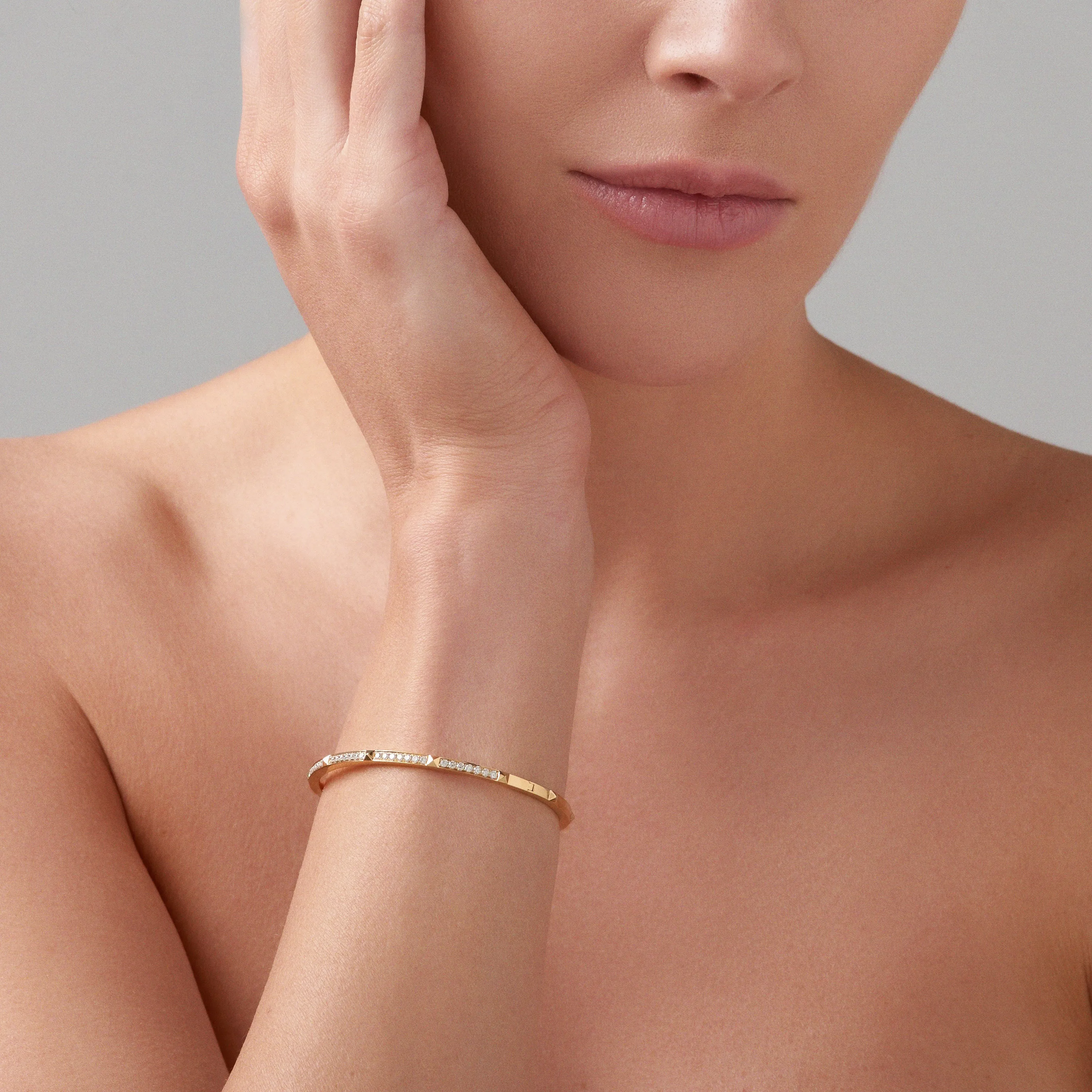 R.08® Une Bangle | 18K Yellow Gold